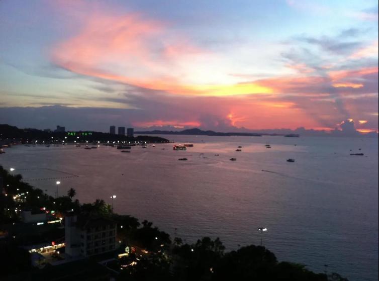 Central Pattaya - Sea View Large Balcony Condo With Infinity Pool Екстериор снимка